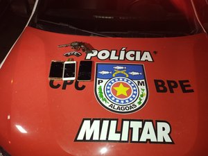 Casal é preso após roubar celular no bairro do Jacintinho