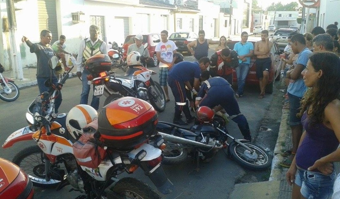 Motociclista não respeita placa de trânsito e colide contra outra moto