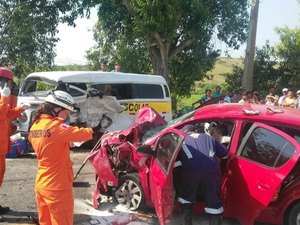 Colisão frontal entre carro e Kombi deixa duas pessoas feridas na BR-316