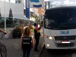 Ônibus de turismo são fiscalizados na orla de Maceió