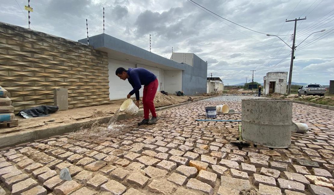 Obras de drenagem e pavimentação no Parque das Mangueiras entram na etapa final