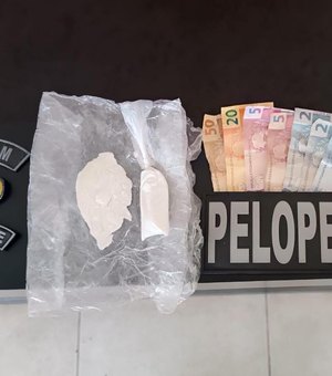 Dupla é detida suspeita de tráfico de drogas em Penedo após abordagem policial