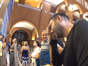 [Vídeo] Cantor Mano Walter se emociona ao chegar ao Santuário de Nossa Senhora Aparecida