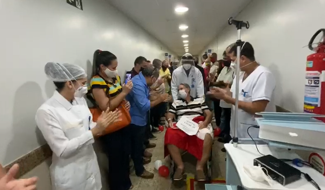 Paciente comemora com família e equipe do Hospital Maceió cura da Covid-19