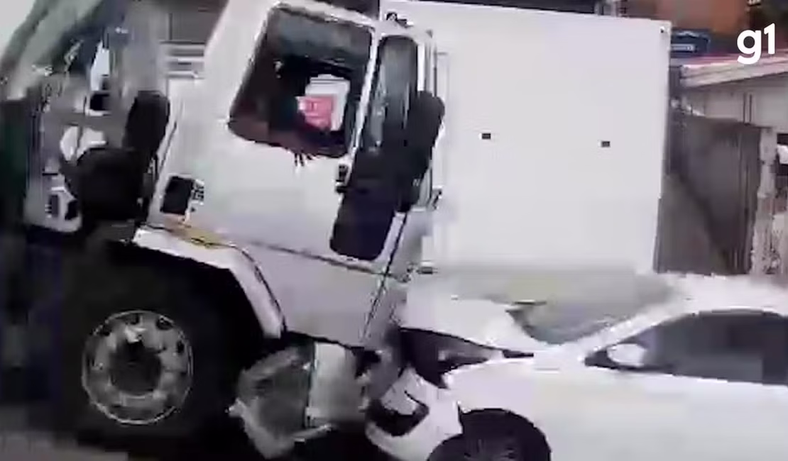 Destruição: Caminhão arrasta carros e destrói moto em João Pessoa