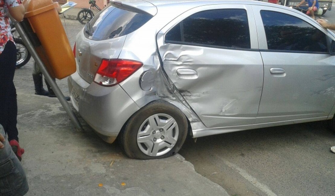 Mulher perde controle de carro e acaba provocando acidente