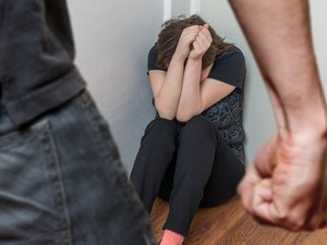 Esposa se esconde na casa de vizinhos para fugir de marido