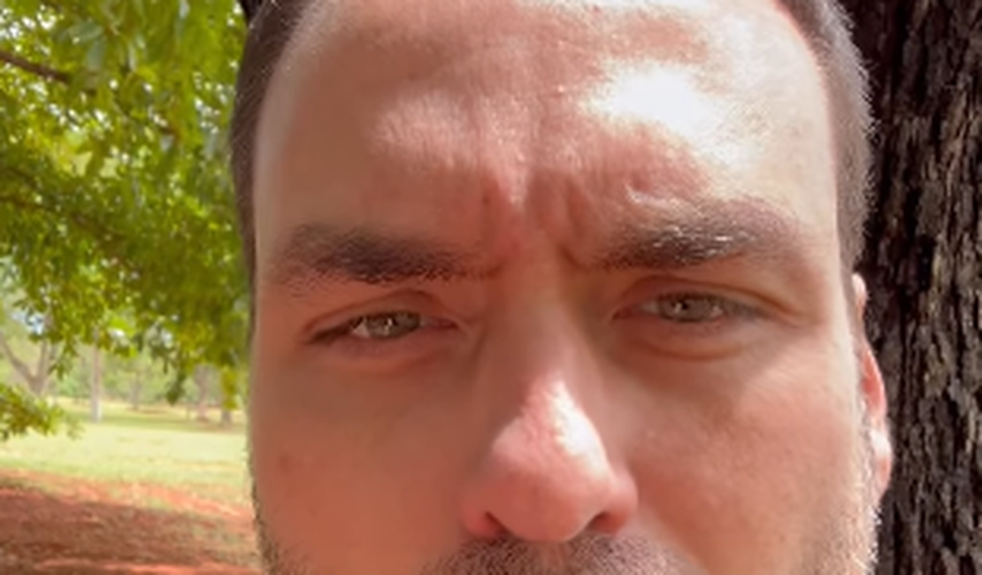‘Desculpa, pai, a gente falhou’, diz Carlos em visita ao pai Jair Bolsonaro