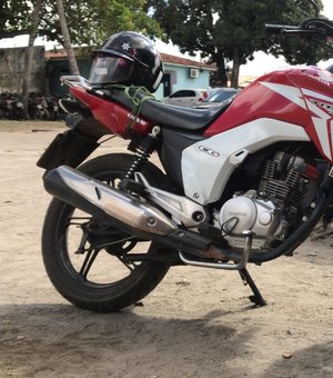 Polícia recupera motocicleta que havia sido roubada por dupla armada, em Arapiraca