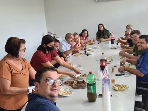 Presidente da Câmara Municipal de Arapiraca promove almoço entre funcionários