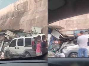 [Vídeo] Após batida, carro invade e destrói banca de livros no Centro de Maceió