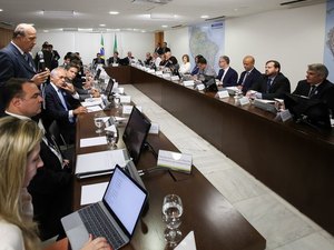 Após investigação no STF, Bolsonaro faz nova reunião ministerial