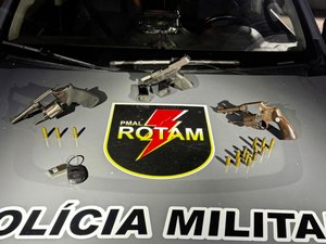 Três armas são apreendidas pela Rotam dentro de veículo em Maceió