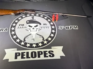 Homem é preso após esconder espingarda calibre 12 em terreno baldio em Arapiraca