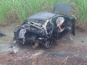 Motorista perde o controle do veículo e capota em trecho da AL-220