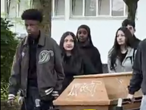 Estudantes alemães sepultam esqueleto usado em aulas após descobrirem que era de um humano