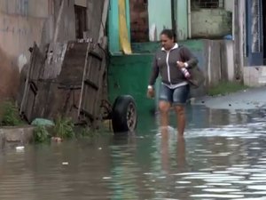 Ruas inauguradas pela prefeitura ficam alagadas e deixam população revoltada 
