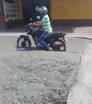 Homem fura bloqueio de obra e fica com moto presa em cimento fresco