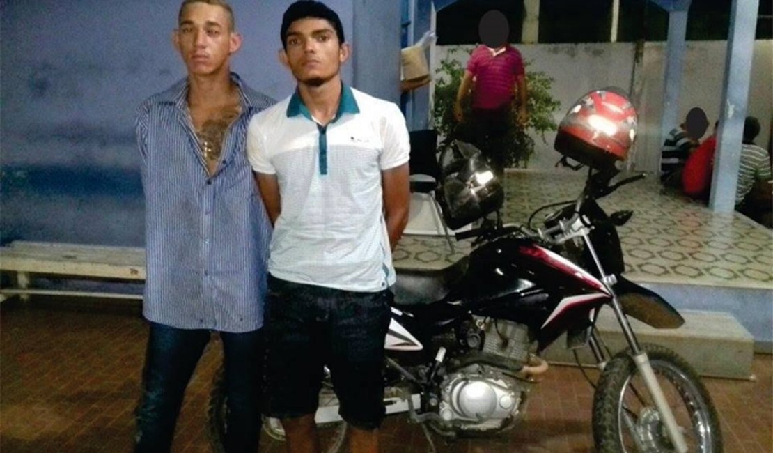 PM prende dupla com moto roubada e arma de fogo
