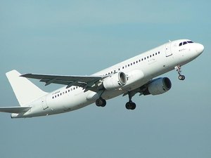 Segunda empresa aérea começa venda de comida a bordo e cobrança de bagagem