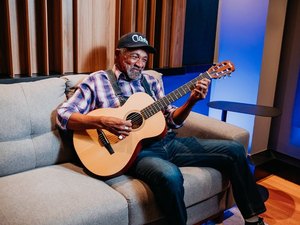 Há 20 anos sem voz, sambista volta a cantar com ajuda de IA