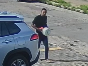 [Vídeo] Homem furta motocicleta em plena luz do dia no bairro do Poço, em Maceió