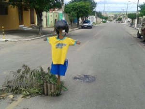 Moradores colocam boneco para identificar buraco na Avenida Norte