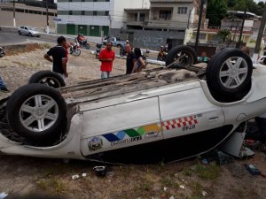 Táxi capota ao lado de viaduto no bairro de Mangabeiras