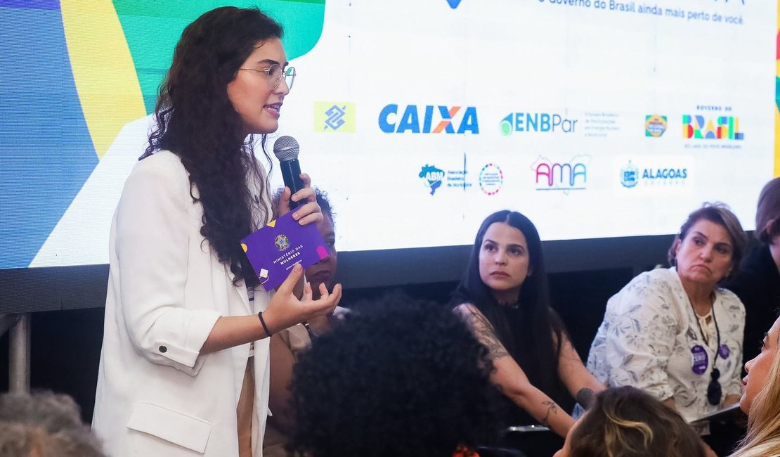 Teca Nelma palestra na Caravana Federativa ao lado de Ministra do Lula