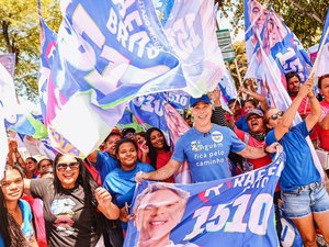 Rafael Brito dá largada à campanha com adesivaço lotado no CEPA