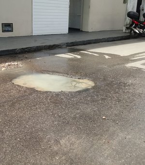 Cano estourado faz buracos na rua em frente a colégio do Jacintinho