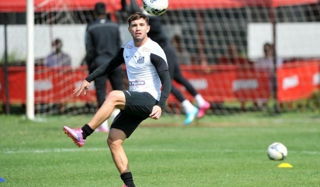 Na mira do Cruzeiro, Mena se junta a Arouca e entra na Justiça