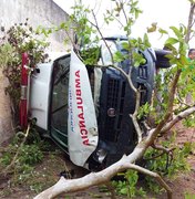 Motorista perde controle da direção e capota ambulância em Junqueiro