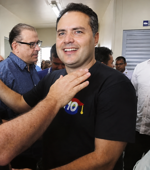 Ausência de Luciano Barbosa em evento com JHC anima aliados de Renan Filho