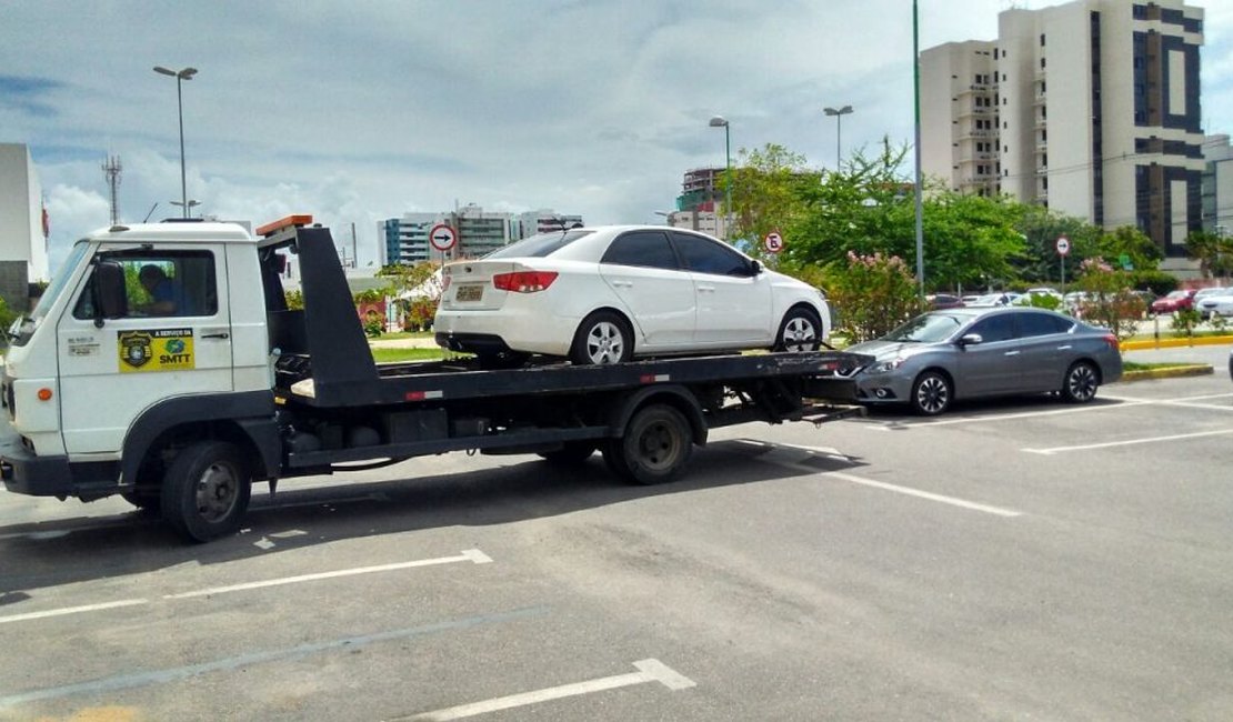 Primeiro dia de Zona Azul em Maceió tem 74 veículos autuados e três guinchados 