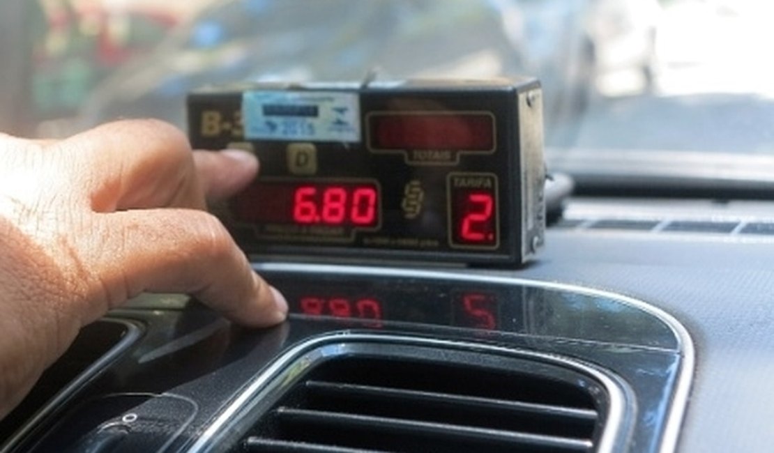 Taxistas avaliam dispensar 'bandeira 2' neste fim de ano para amenizar concorrência