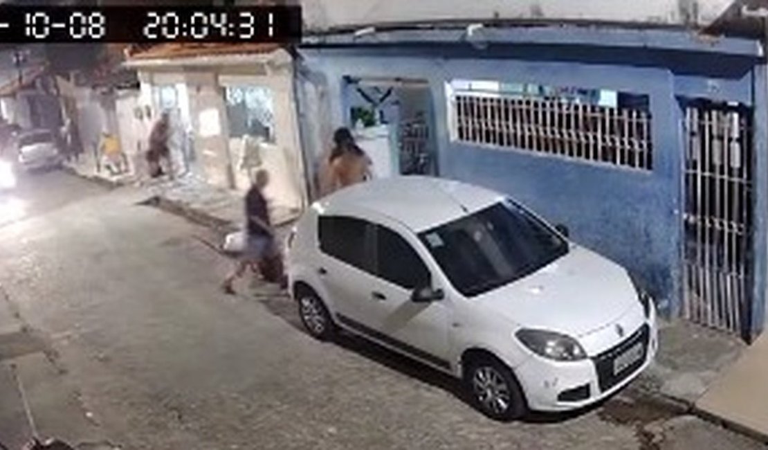 Vídeo flagra momento em que jovem é baleado e tenta fugir de atirador no Jacintinho
