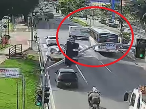 Câmeras flagram capotamento de ambulância que transportava grávida na Av. Fernandes Lima