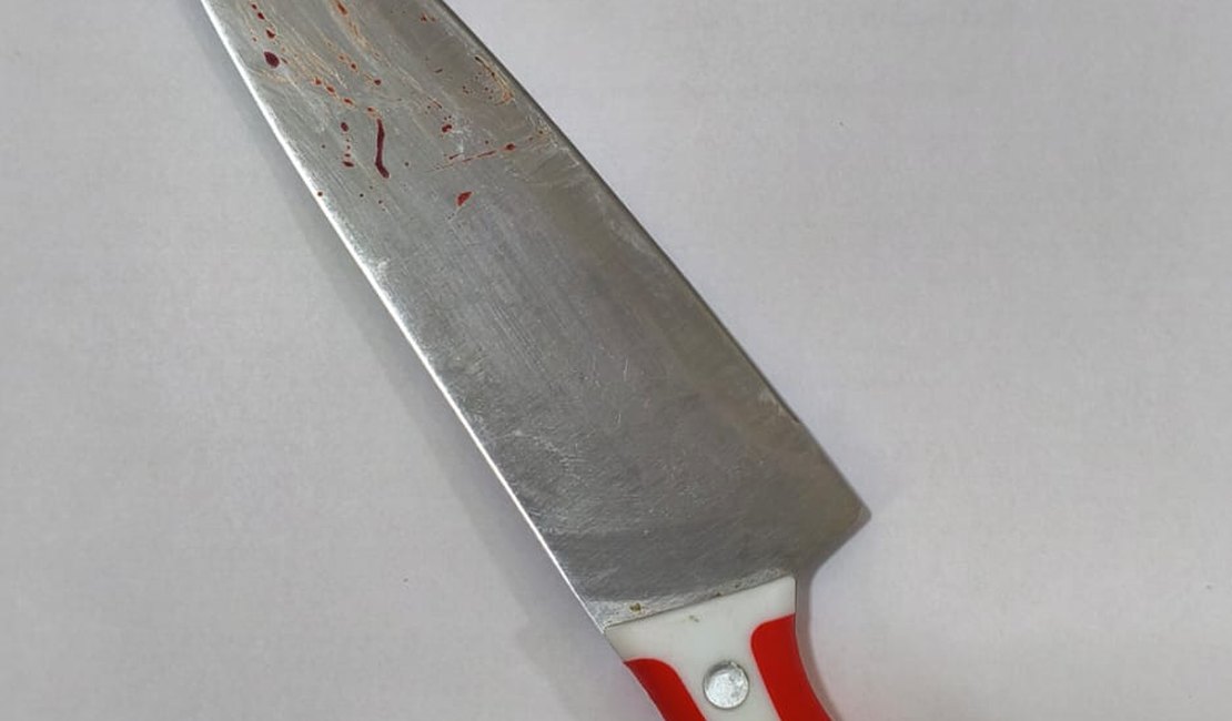 Jovem é presa acusada de esfaquear o próprio marido em Delmiro Gouveia