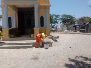 Prefeitura reforça limpeza em cemitérios para o Dia de Finados