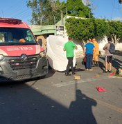 Caminhão avança parada obrigatória e bate em moto com casal em Arapiraca