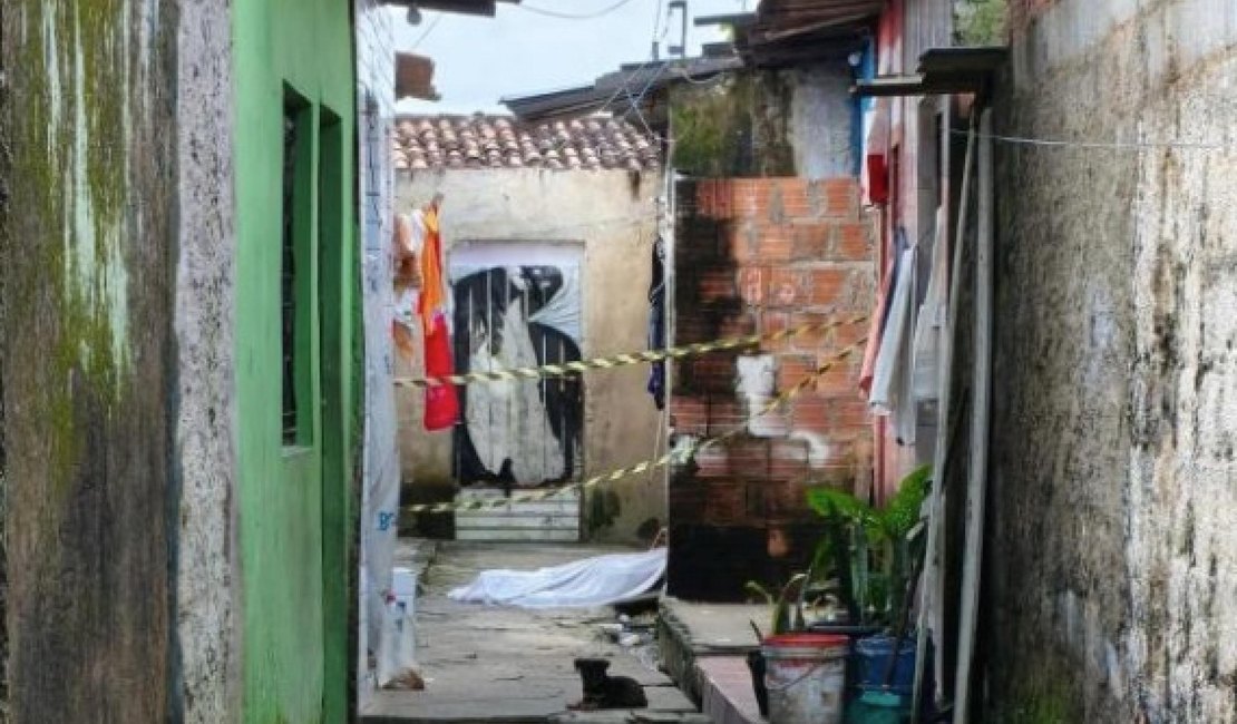 Polícia investiga assassinato de jovem morta ao visitar namorado; suspeitos fugiram após o crime
