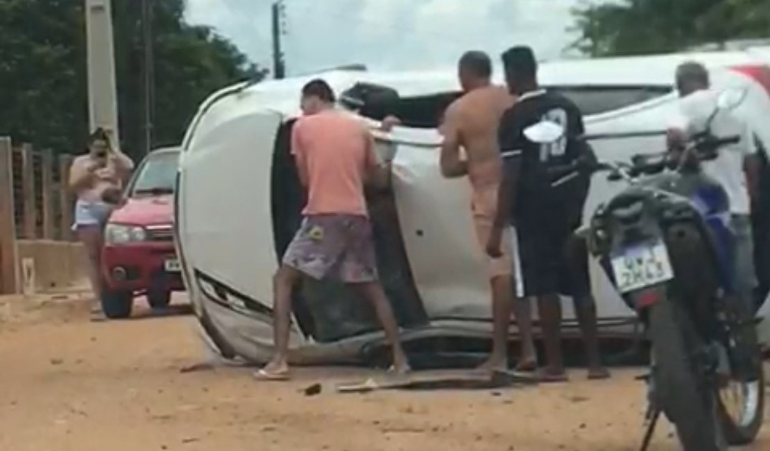 [Vídeo] Carro capota na zona rural de Arapiraca após motorista perder o controle da direção em curva