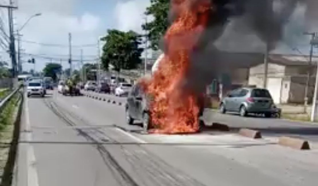 Carro pega fogo na manhã deste domingo na Via Expressa, em Maceió