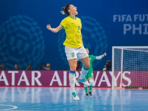 Brasil goleia e avança para semi da Copa do Mundo de futsal