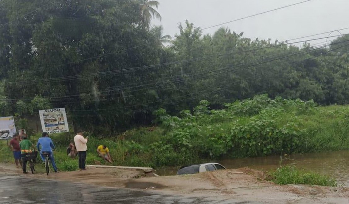Carro cai no Rio Camaragibe e condutor fica ferido na Rota Ecológica dos Milagres