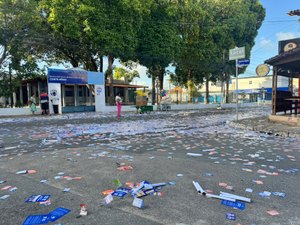 Arapiraca amanhece com ruas tomadas por santinhos neste domingo de eleição