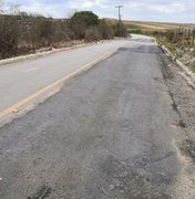 [Vídeo] Após apelo de moradores, Estado e Município consertam estrada na Vila Fernandes