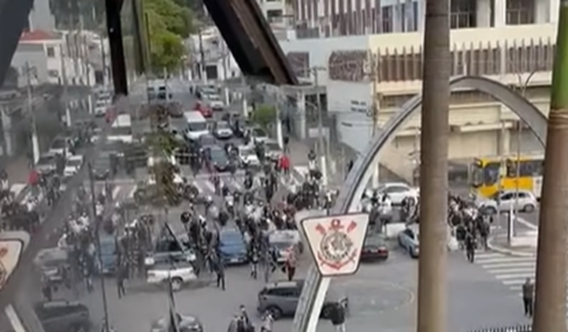 Organizadas invadem sede social do Corinthians em protesto contra ‘má administração’
