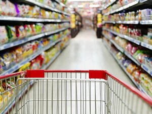 Homem se passa por cliente e furta alimentos de supermercado, mas é preso pela polícia